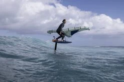 VAYU Foil Wing AURA Green/Blue 2023 - 2,8 -Optimal Surfen Geschäft 01 aura wave 859 editar