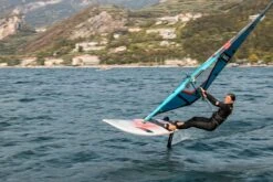 FANATIC Windsurf Board Gecko Foil HRS 2023 - 135 -Optimal Surfen Geschäft chiarasocin geckofoilhrs23 dukehd23 by sicrowtherfanatic duotone lakegarda d6i1796
